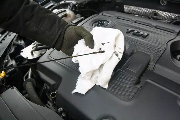 Trop plein d'huile dans votre moteur de voiture: quelles conséquences? - GPA