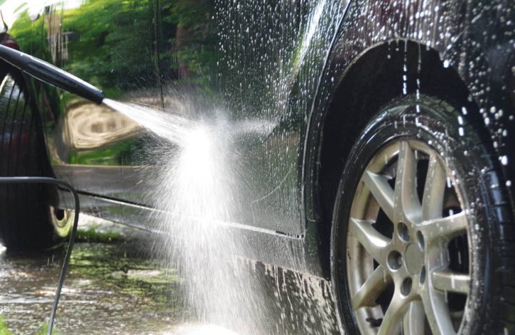 Rincez votre voiture à l'eau claire après lavage au savon 