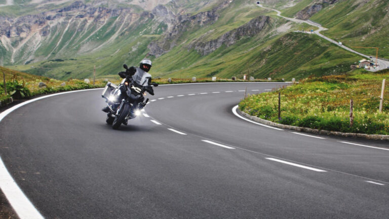 Est-il possible de conduire avec la même moto sur piste et sur route ?