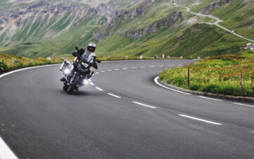 Est-il possible de conduire avec la même moto sur piste et sur route ?